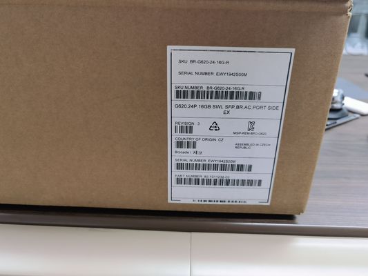 Brocade G620 SAN Switch с 24 активными портами, генерируемым 6-м волокнистым каналом и совокупной пропускной способностью 2 Тбит/с